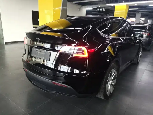 Tesla Model Y — Фото автомобиля 6