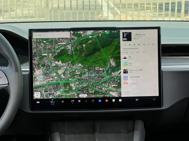 Tesla Model S — Фото автомобиля 16