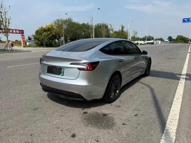 Tesla Model 3 — Фото автомобиля 20