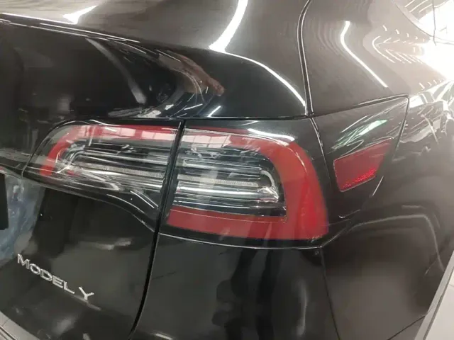 Tesla Model Y — Фото автомобиля 23