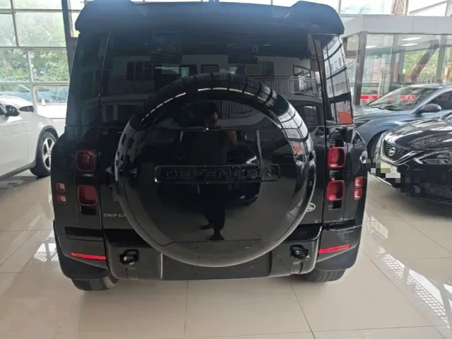 Land Rover Defender — Фото автомобиля 5