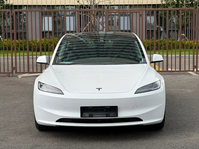 Tesla Model 3 — Фото автомобиля 2