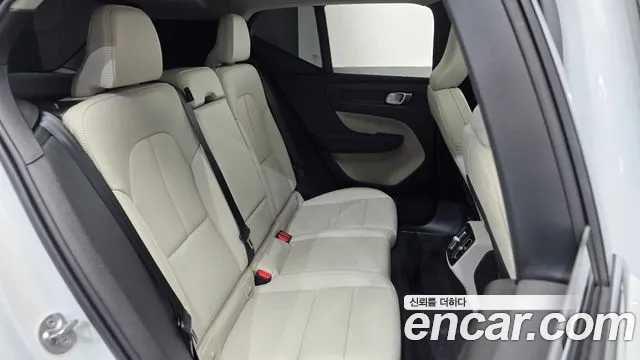 Volvo XC40 — Фото автомобиля 17