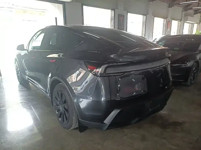 Tesla Model Y — Фото автомобиля 4