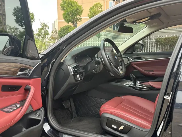 BMW 5 Series — Фото автомобиля 16
