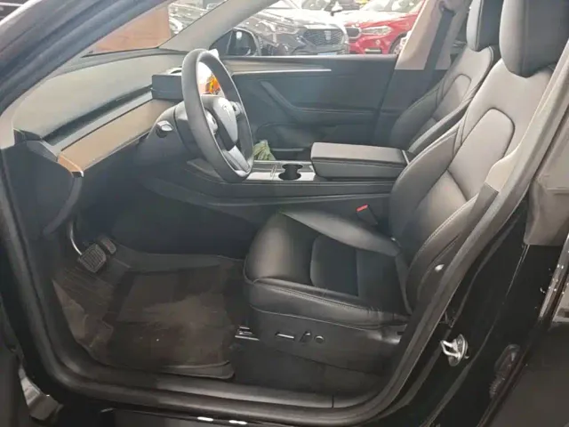 Tesla Model Y — Фото автомобиля 14