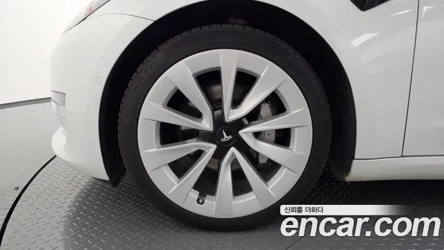 Tesla Model 3 — Фото автомобиля 4