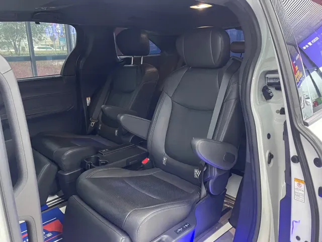 Toyota Sienna — Фото автомобиля 6