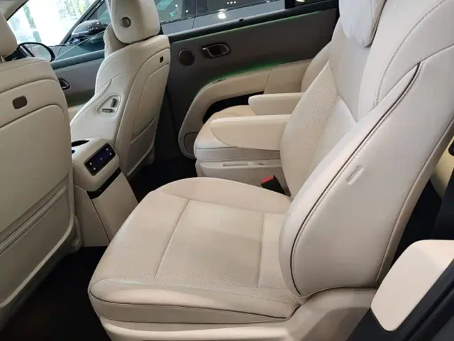 Li Auto i8 — Фото автомобиля 16