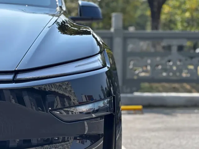 Tesla Model Y L — Фото автомобиля 6