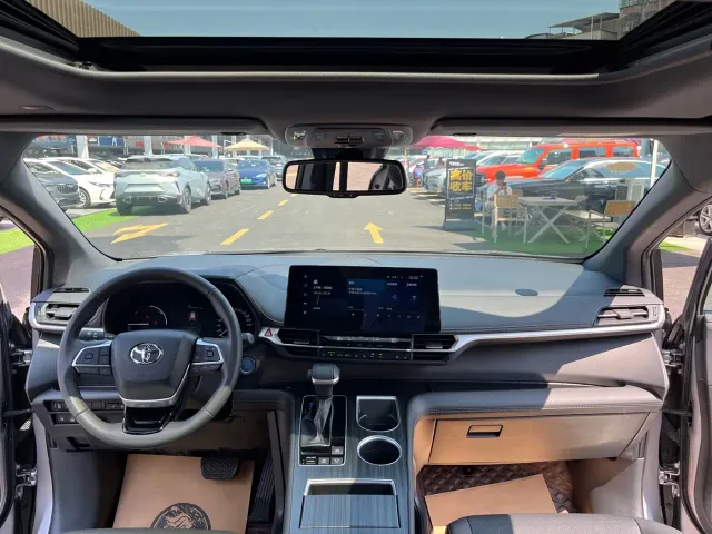 Toyota Sienna — Фото автомобиля 19