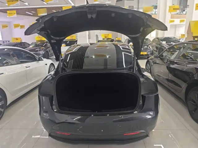 Tesla Model 3 — Фото автомобиля 18