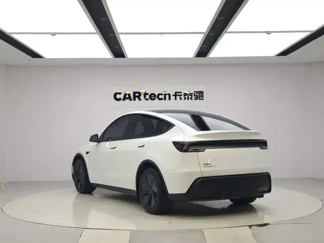 Tesla Model Y — Фото автомобиля 3