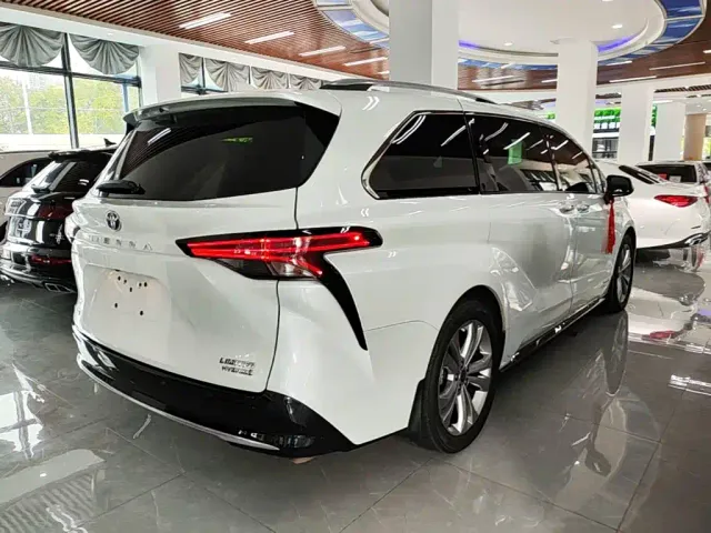 Toyota Sienna — Фото автомобиля 6