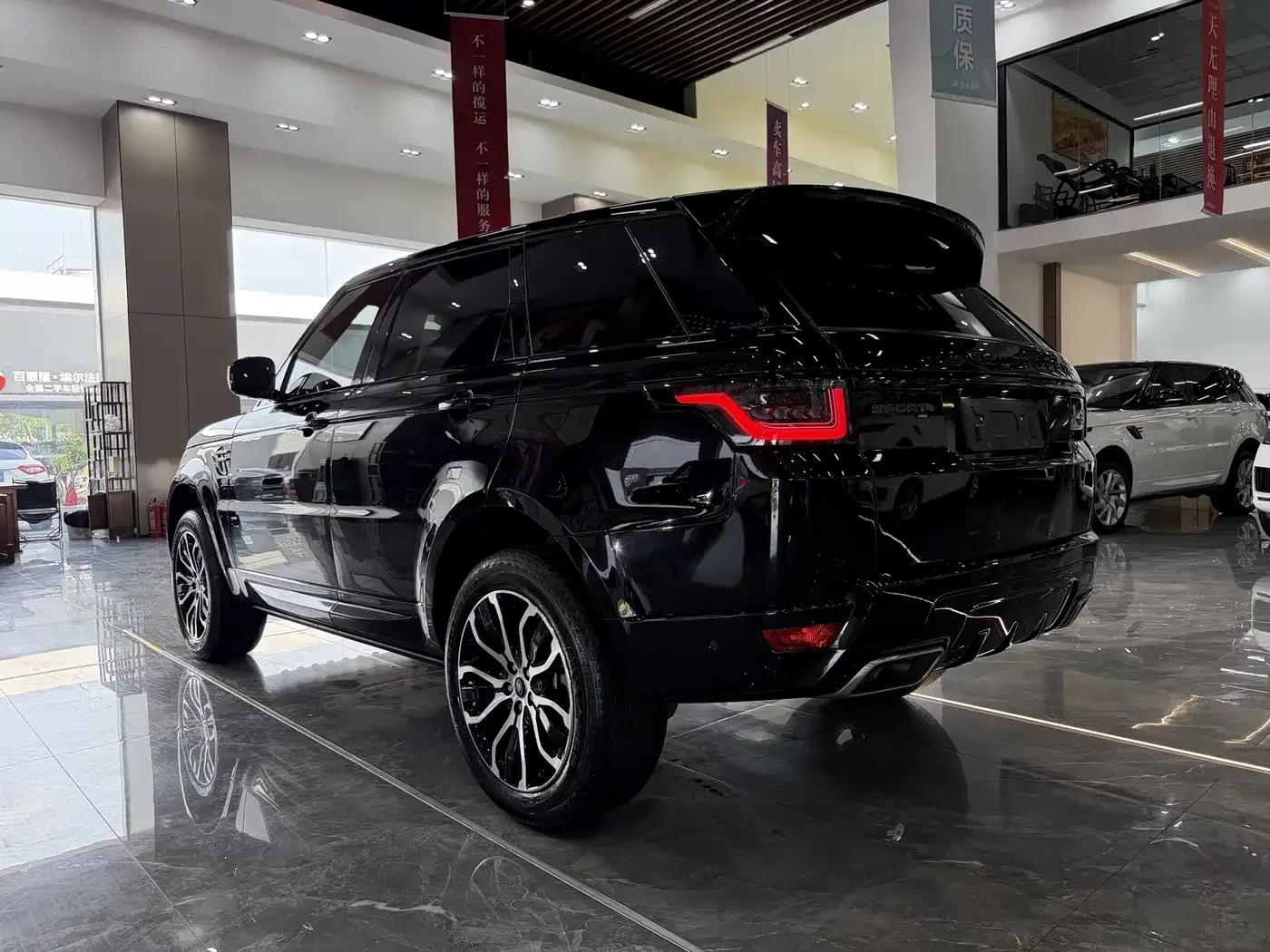 Land Rover Range Rover Sport 2022 3.0 L6 Gloss Black Edition — Фото автомобиля 15