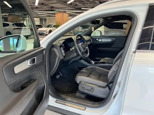 Volvo XC40 — Фото автомобиля 8