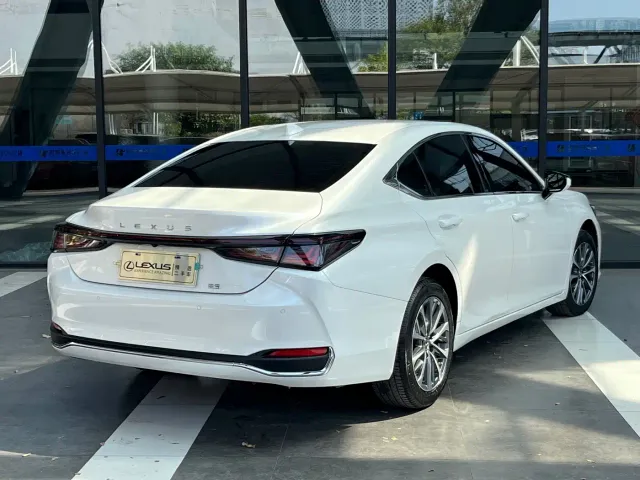Lexus ES — Фото автомобиля 4