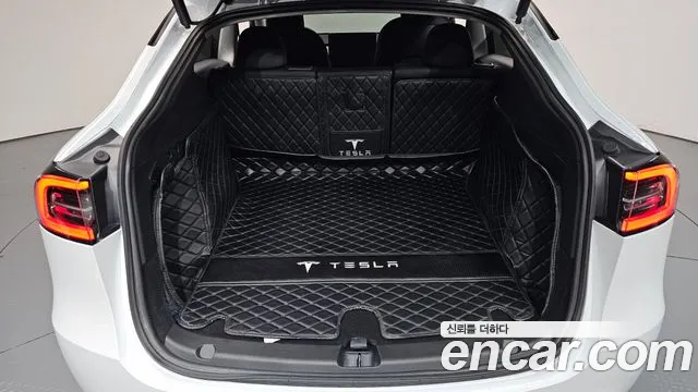 Tesla Model Y — Фото автомобиля 26