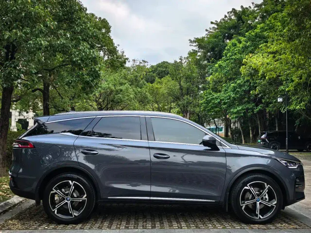 BYD Tang — Фото автомобиля 10