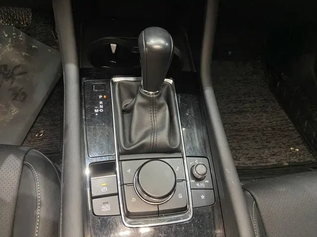 Mazda Axela — Фото автомобиля 17