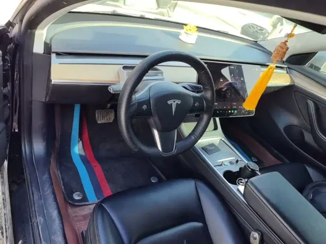 Tesla Model 3 — Фото автомобиля 9