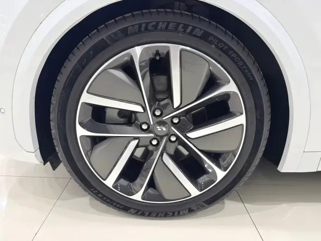 Li Auto L7 — Фото автомобиля 17