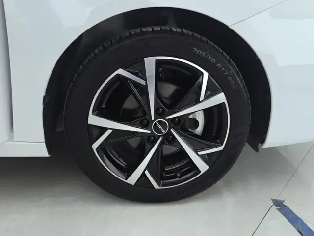Roewe i5 — Фото автомобиля 6