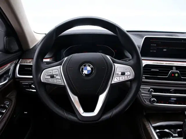BMW 7 Series — Фото автомобиля 7