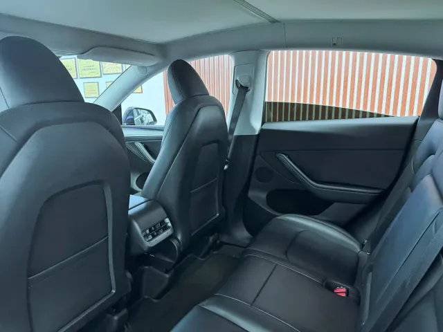 Tesla Model Y — Фото автомобиля 9