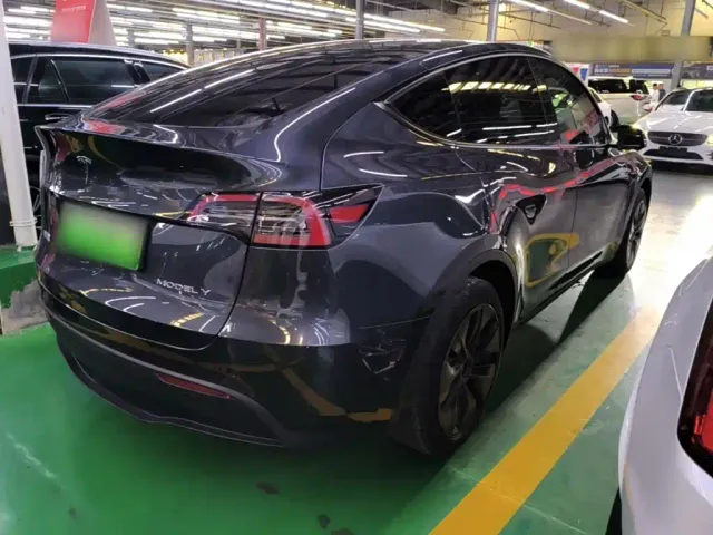 Tesla Model Y — Фото автомобиля 6