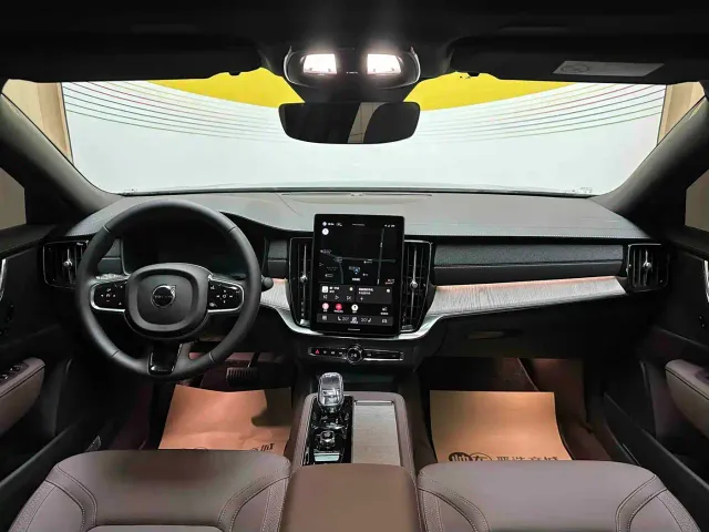 Volvo S90 — Фото автомобиля 10