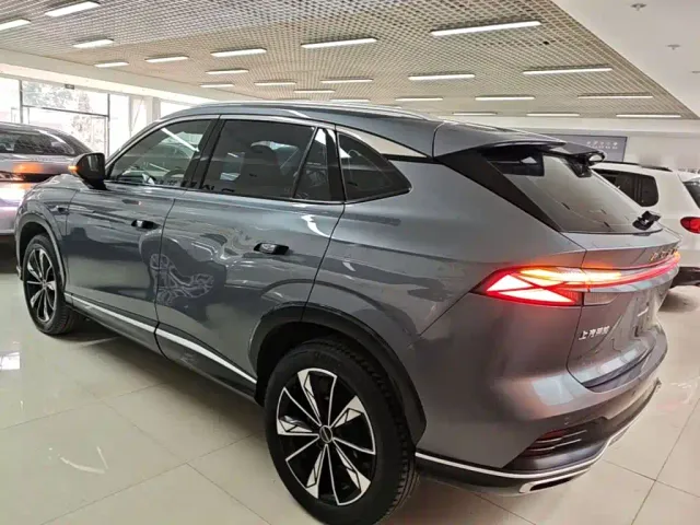 Roewe RX5 — Фото автомобиля 4