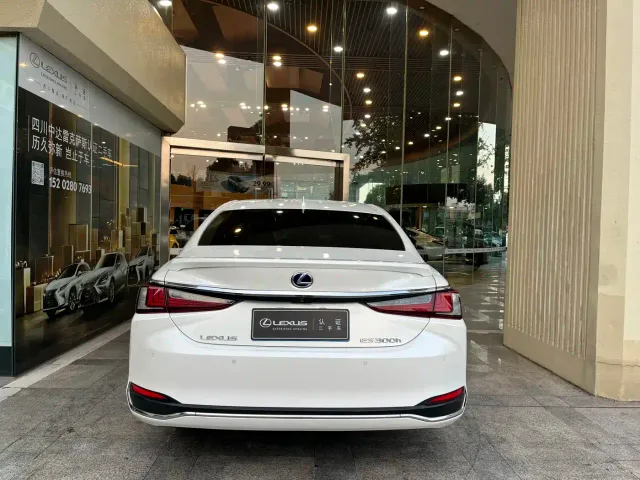 Lexus ES — Фото автомобиля 5