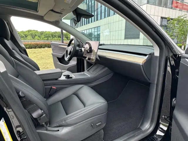 Tesla Model Y — Фото автомобиля 8