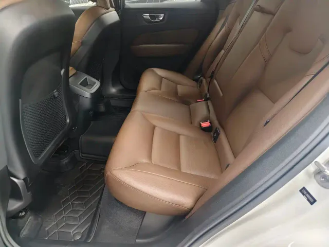 Volvo XC60 — Фото автомобиля 6