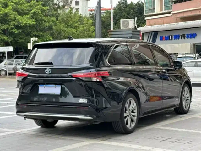 Toyota Sienna — Фото автомобиля 4
