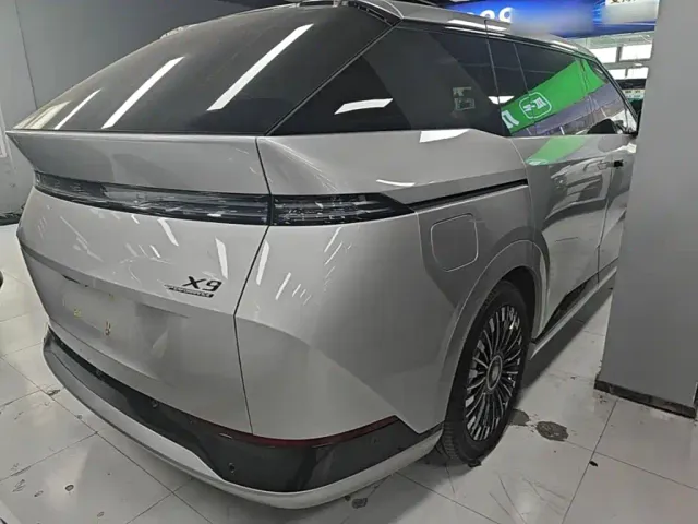 Xpeng X9 — Фото автомобиля 6