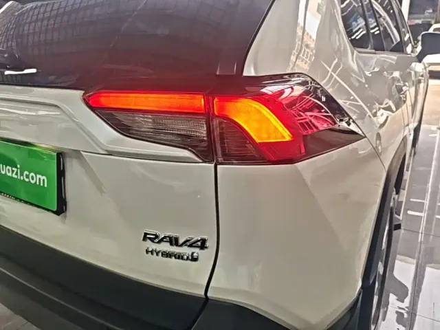 Toyota RAV4 — Фото автомобиля 7