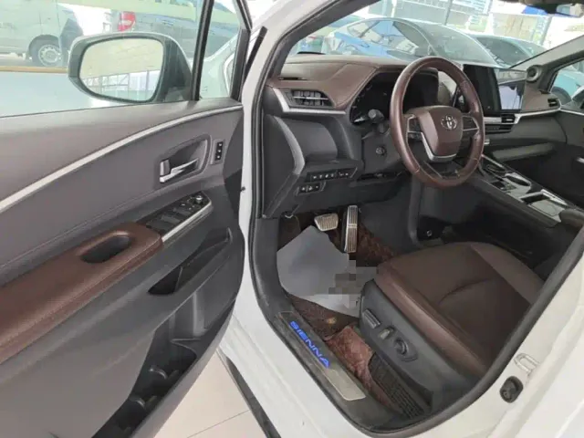 Toyota Sienna — Фото автомобиля 15