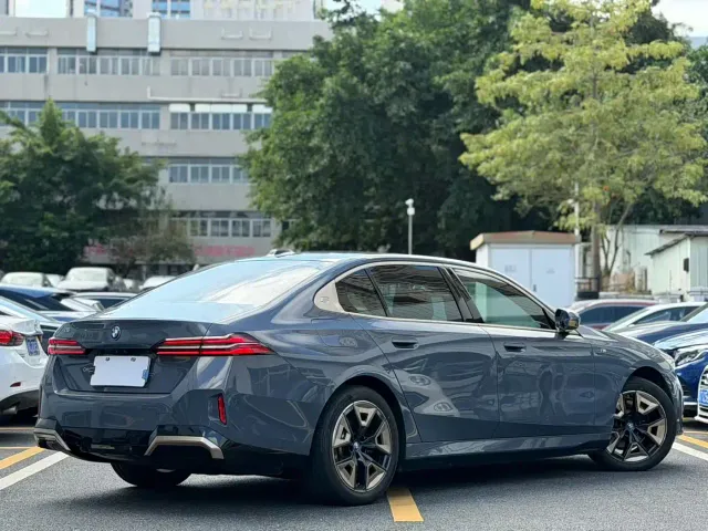BMW i5 — Фото автомобиля 3
