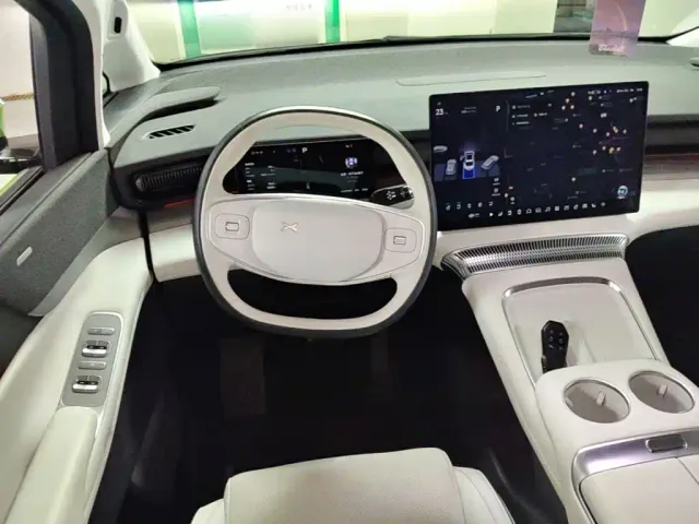 Xpeng X9 — Фото автомобиля 10