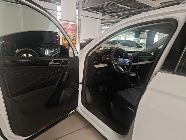 Volkswagen Tiguan L — Фото автомобиля 15