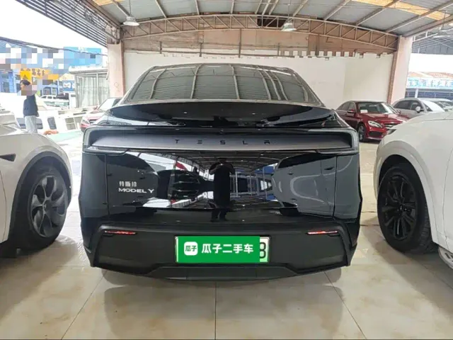 Tesla Model Y — Фото автомобиля 5