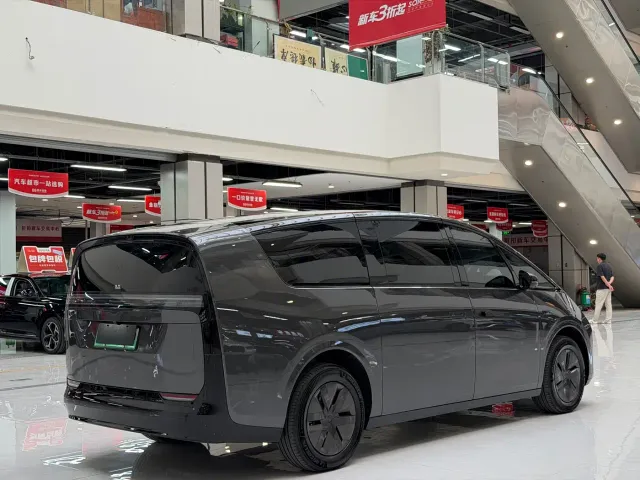 Li Auto MEGA — Фото автомобиля 7