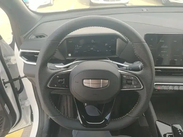 Geely Binyue — Фото автомобиля 10