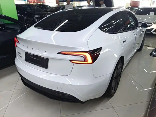 Tesla Model 3 — Фото автомобиля 6