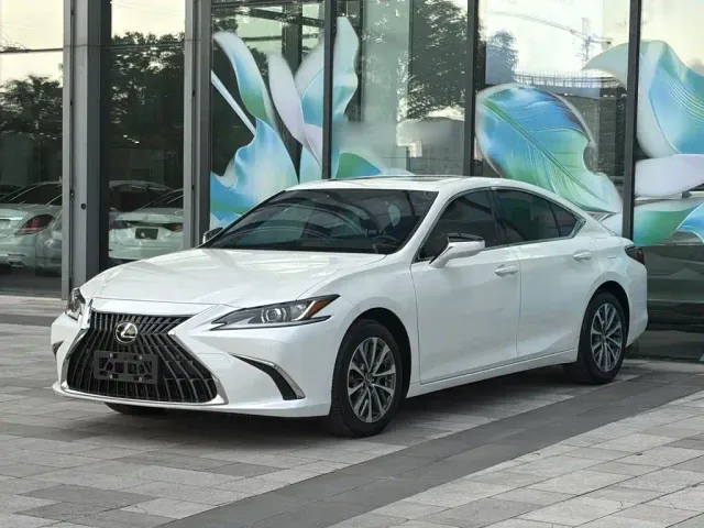 Фотография автомобиля — Lexus ES