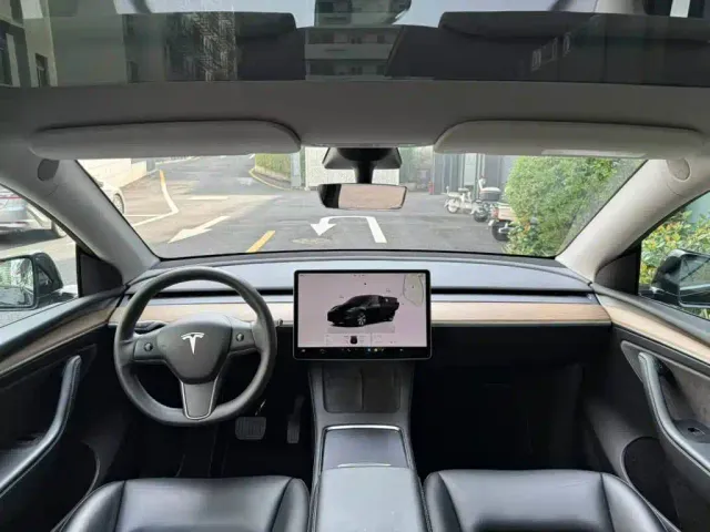 Tesla Model Y — Фото автомобиля 5