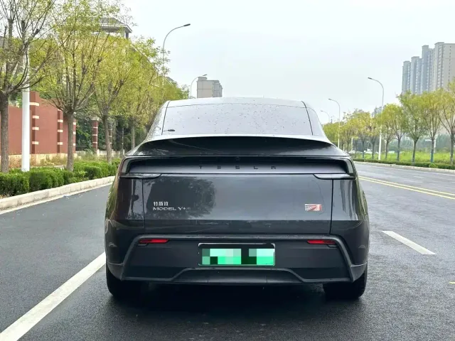 Tesla Model Y — Фото автомобиля 8