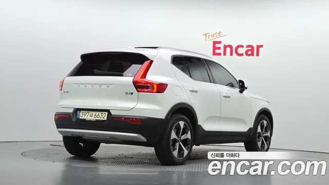 Volvo XC40 — Фото автомобиля 2